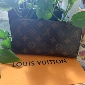 Louis Vuitton Zip around wallet